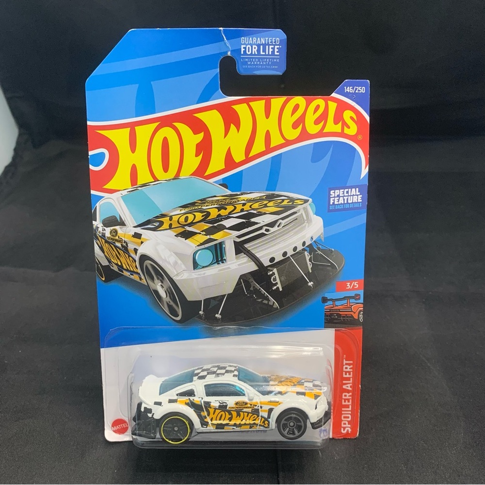 Hot wheels 2005 Ford Mustang